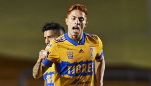 Carlos Salcedo en partido con Tigres 