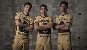 Jugadores de Pumas con el uniforme dorado 