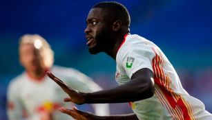 Dayot Upamecano como defensor del Leipzig