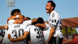 Jugadores de Colo Colo festejan un gol ante la U. De Concepción