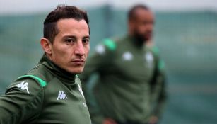 Andrés Guardado en un entrenamiento con Betis