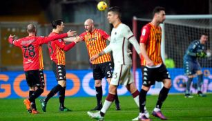 Jugadores de Benevento en festejo ante la Roma