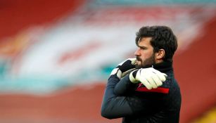 Alisson Becker previo a un partido con Liverpool