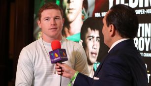 Canelo Álvarez hablando en los micrófonos de Azteca Deportes