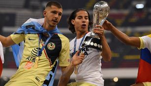 Guido y Lainez posan con el trofeo de campeón de Liga MX 