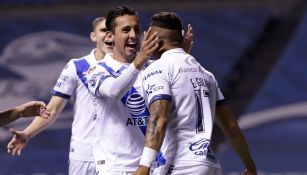 Jugadores del Puebla celebran gol vs Necaxa