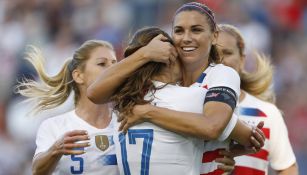 Alex Morgan festeja una anotación