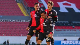 Jugadores de Atlas festejan el gol de Rocha