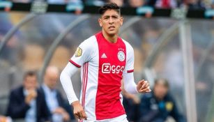 Edson Álvarez en un partido con el Ajax