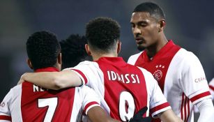 Jugadores del Ajax celebran gol vs Heerenveen