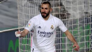 Karim Benzema festeja una anotación con el Real Madrid 