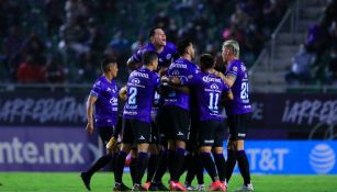 Jugadores de Mazatlán celebran un gol