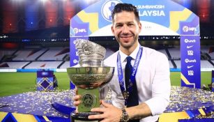 Benjamín Mora con el trofeo de la Supercopa 