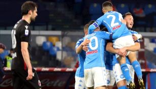 Jugadores del Napoli celebran gol vs Bolonia