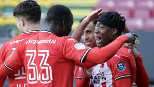 Jugadores del PSV celebran gol vs el Fortuna