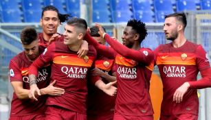 Jugadores de la Roma celebran gol vs Genoa
