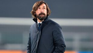 Pirlo observa una jugada en la repetición de la pantalla