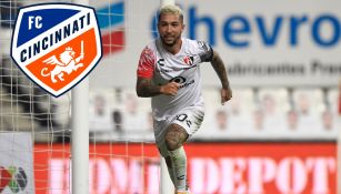 Luciano Acosta festeja una anotación con Atlas