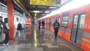 Usuarios utilizan el Metro de la Ciudad de México 