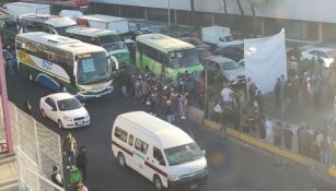 Transportistas bloqueando las vialidades en Indios Verdes