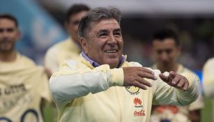 Carlos Reinoso al recibir un reconocimiento de América