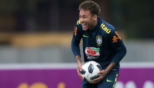 Neymar en un entrenamiento con la Selección Brasileña