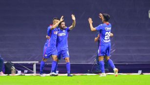 Jugadores de Cruz Azul celebran gol vs Rayados