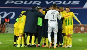 Jugadores del Nantes festejan la victoria 