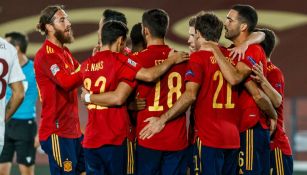 Jugadores de España celebran un gol durante un duelo 