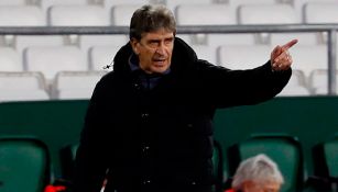 Pellegrini da indicaciones a sus jugadores