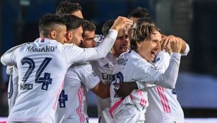 Luka Modric celebra con sus compañeros del Real Madrid