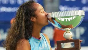 Leylah Fernández besa su trofeo tras conquistar el Abierto de Tenis de Monterrey