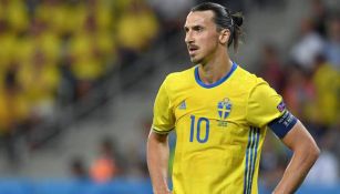 Zlatan Ibrahimovic durante un duelo con la selección de Suecia
