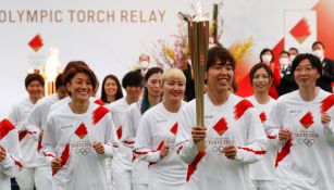 Azusa Iwashimizu lleva la antorcha junto con sus compañeras de la Selección Femenil de futbol japonesa