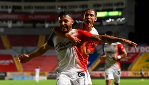 Antuna y Vega celebrando un gol con Chivas