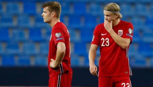 Haaland y Johnsen en el partido entre Noruega y Turquía