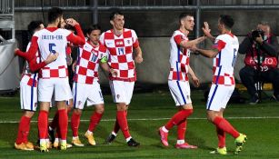 Los croatas celebran gol de Mario Pasalic