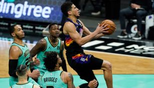 Devin Booker se prepara para anotar contra los Hornets