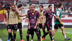 Jugadores mexicanos celebran gol vs Canadá