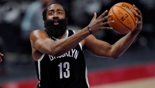 Harden se aproxima al aro en un juego de los Nets