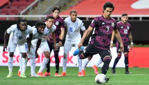 JJ Macías cobra el penalti contra Honduras