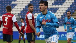 Chucky Lozano durante un partido con Napoli