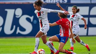 Alison González controla el balón 