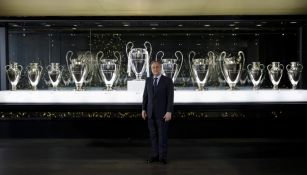 Florentino Pérez, presidente del Real Madrid posa con algunas Copas