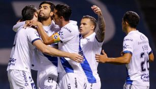 Jugadores de Puebla festejan un gol vs Mazatlán