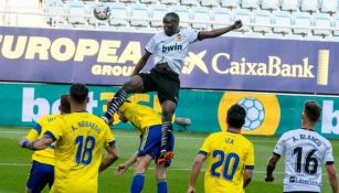 Mouctar Diakhaby en acción ante el Cádiz