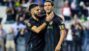 Diego Rossi y Carlos Vela en festejo