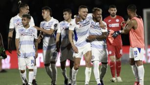 Jugadores de Cruz Azul festejan un triunfo en Liga MX 