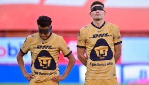 Jugadores de Pumas con los ojos cubiertos