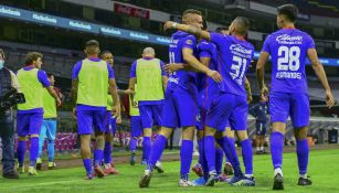 Jugadores de Cruz Azul festejan un gol en el Azteca 